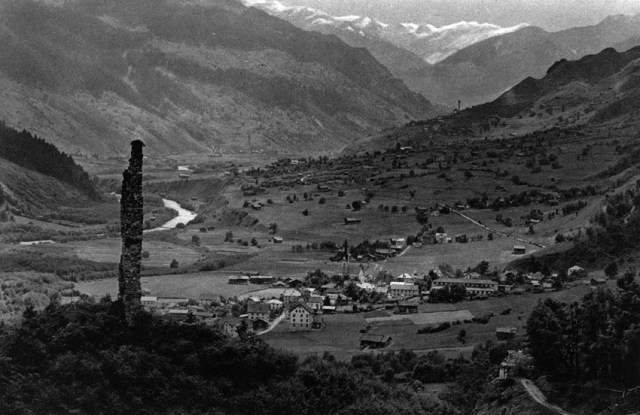 The impressive "Mauerzahn" of the castle at Friberg by Trun in Surselva in 1911 before the collaps shortly after. Image source: Poeschel 1929.
