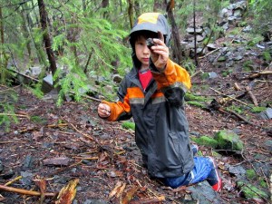 Funnet! Magnet er god å ha når man leter etter magnetitt ved Neskilgruvene Funnet! Magnet er god å ha når man leter etter magnetitt ved Neskilgruvene
