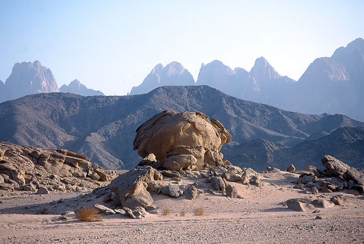Egypt (Eastern Desert, Badia): looking towards the Qattar mountains