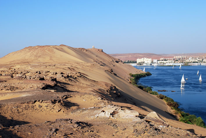 Egypt (Qubbet el-Hawa): looking across old iron mine
