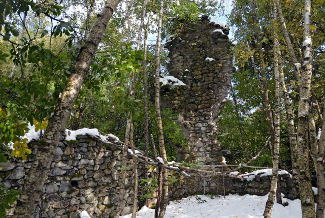 The Mauerzahn (pinnacle) at Grünenfels stands boldly after most of the snow has melted away