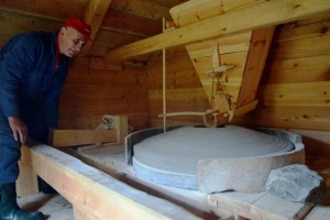 Milling flour at Skor