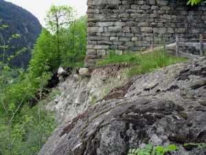 The Cartatscha ruin from the south, 2005. Eroding edge as seen from the erratic block visible in the picture above