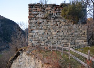 Cartatscha - a stout ruin with a fantastic masonry (south wall)