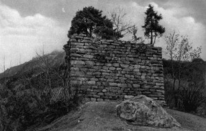 The Cartatscha ruin from the south, probably in the 1920s. No sign of erosion. Photo from Erwin Poeschel, "Das Burgenbuch von Graubünden" (1930). Note the erratic block in the foreground