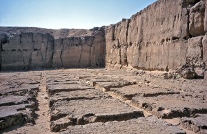 The chocolate slab pattern in the large quarry at the north side of Chephren's Pyramid (Giza) The chocolate slab pattern in the large quarry at the north side of Chephren's Pyramid (Giza)