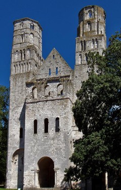Vestverket til Notre-Dame i Jumièges i Normandie, innviet 1067. Kilde: Friedrich Tellberg, Wikipedia