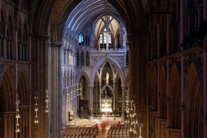Koret i Nidarosdomen sett fra vest, mot oktogonen. Legg merke til at den søndre (til høyre) veggen er skjev. Foto: Per Storemyr