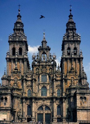 Santiago de Compostela. Vestfasaden er riktignok fra barokken, men granittkatedralen - og det sentrale pilegrimsmålet - har like fullt en historie tilbake til tidlige middelalder. Foto: Per Storemyr