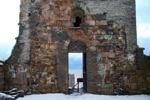 Kvaderstein av olivinstein i Albanuskirken på Selja, ca. 1100. Foto: Per Storemyr