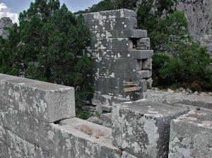 Kvadermurverk i antikke Termessos, Tyrkia. Her er det ikke brukt mørtel mellom steinene. Legg merke til at murene holdes sammen ved at steinene i annethvert skift er lagt horisontalt. Senere ble dette kalt 