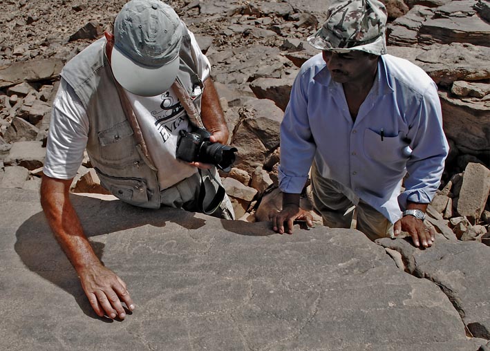 Adel Kelany (right) and Dirk Huyge discussing a rock art panel. Photo: Per Storemyr