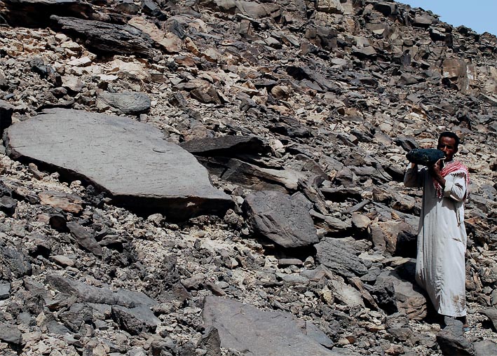 It's hot at Subeira! Also for the local site guard. Photo: Per Storemyr