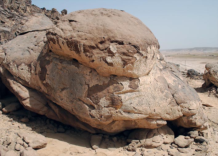Calcite deposits (white) high up in the wadi slope; evidence for a higher NIle at the end of the Palaeolithic. Photo: Per Storemyr