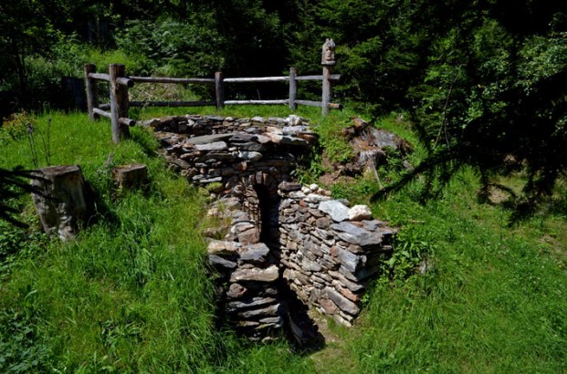 Traditional lime kiln ("Caltgera") near Brigels. The kiln is one of many in Surselva/Vorderrheintal, some of which have been restored and are open to the public. See interesting article (in German) on historic lime burning at the nature guide (Naturführer) Surselva. Photo: Per Storemyr