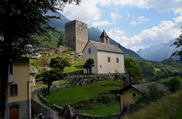 Castle country Grisons: The tower of the castle at Castelmur by Bondo in Bergell, flanked by the little church Nossa Donna. Though heavily restored, the church reaches back to the early Middle Ages. Photo: Per Storemyr