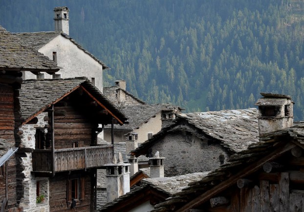 Bergell is stone country. Of the most impressive use of stone is the traditonal slate roofs, like on the houses here in Soglio, high up at the northern flank of the valley. Photo: Per Storemyr