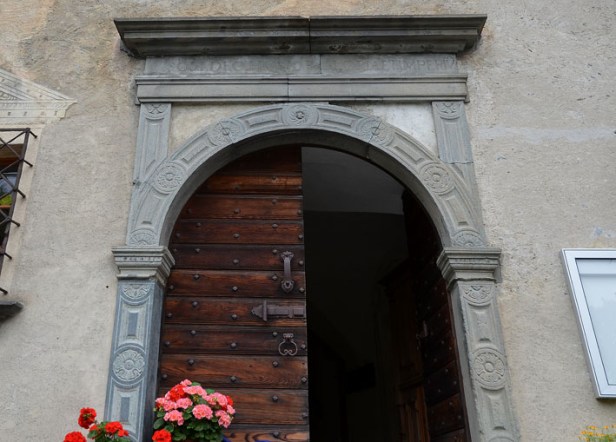 The entrance to one of the most remarkable museums in Grisons, the Museum Ciäsa Granda in Stampa (Bergell). The portal of the large patrician house from 1581 is made of soapstone, a stone that is common in the southern Alps and which gave rise to both a huge cooking pot industry and decoration at many churches and houses of the wealthy. Photo: Per Storemyr