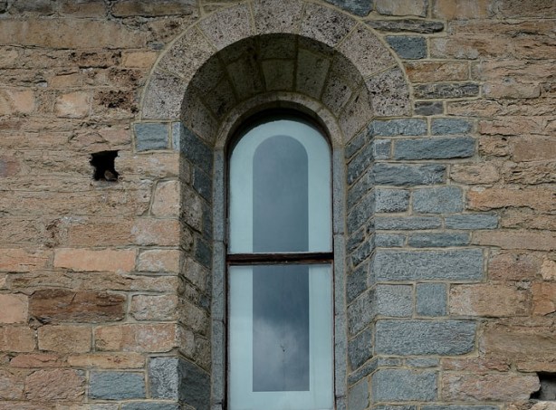 The church of St. Martin in Zillis is world-renowned for its painted interior roof. But the medieval church also has very beautiful masonry. Generally, the masonry is made from local brownish-grey gneiss, but the windows were decorated by a bluish gneiss variety and crowned by cellular dolomite (Rauwacke) or tufa for the Romanesque arches. Photo: Per Storemyr
