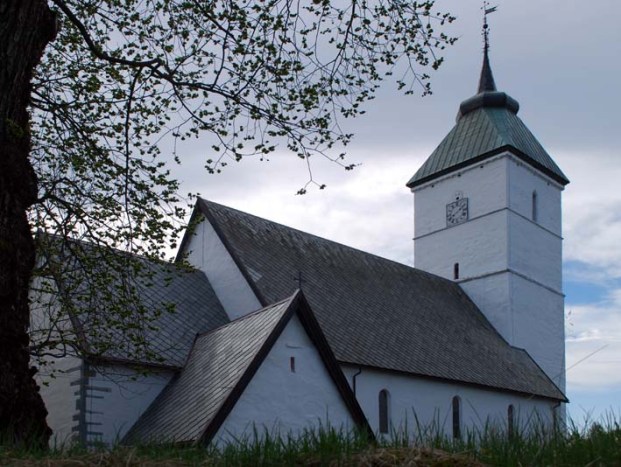 Værnes church in Stjørdal, begun in the first half of the12th century. The slate roof is modern, but a testimony to the roofing slate traditions in the district. Photo: Per Storemyr