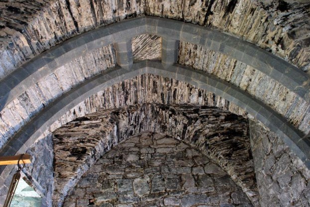 Gothic slab vault at the West House of the Archbishop's Palace in Trondheim. The vault was made around 1250 with a combination of sandstone and slate, probably from the Stjørdal district, some 30-35 km est of the city. Photo: Per Storemyr