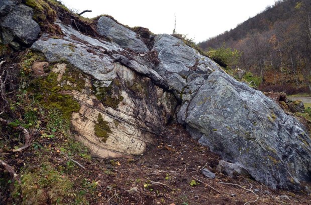 Chert above lighter dolomite at Melsvik. This is one of the quarried spots. Photo: Per Storemyr