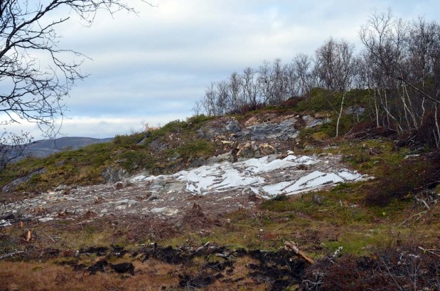 Excavated quarry spot along the hillock and tool production areas in front. Photo: Per Storemyr