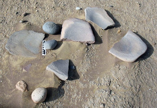 Used grinding stones and handstones at the Neolithic settlements by Umm el-Dabadib in Kharga. Photo: Per Storemyr