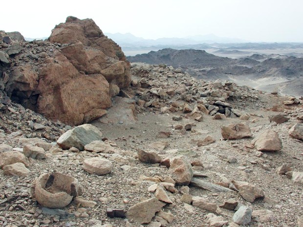 A room with a view! A soapstone quarry at Wadi Abu Qureya in Egypt's Eastern Desert. Raw material was procured at the back, vessels produced in front. Some broke! A true tragedy after hours and days of work! Dating? Middle Ages, perhaps later.