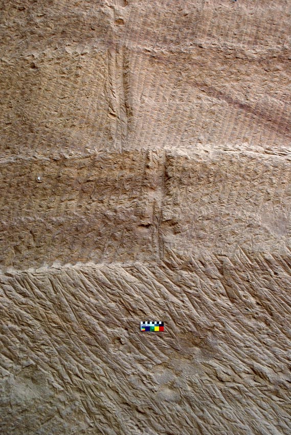 The difference between chisel tracks (top) and marks from pickaxe (bottom) in the quarry by Shesmetet temple. Photo: Per Storemyr