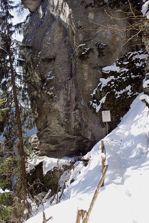 Access to Kropfenstein is along a path cut into the cliff. Photo: Per Storemyr