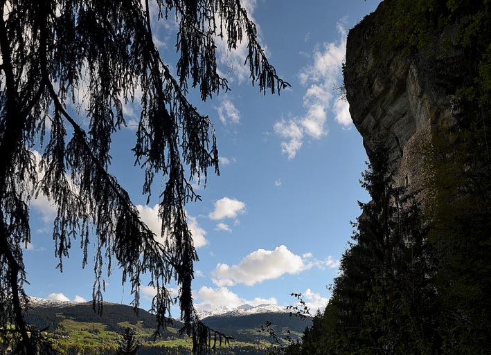 Living in the cliff, with views to mountains, pastures, forests. Photo: Per Storemyr