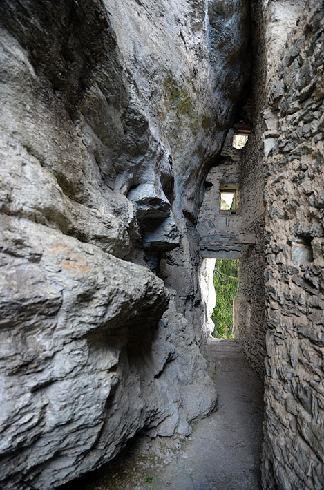 The narrow corridor leading to from the entrance to the main space. Photo: Per Storemyr