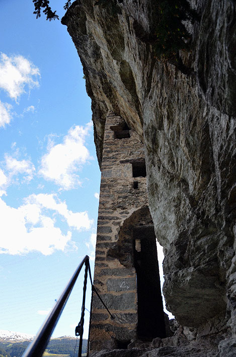 The entrance to Kropfenstein cave castle. Photo: Per Storemyr