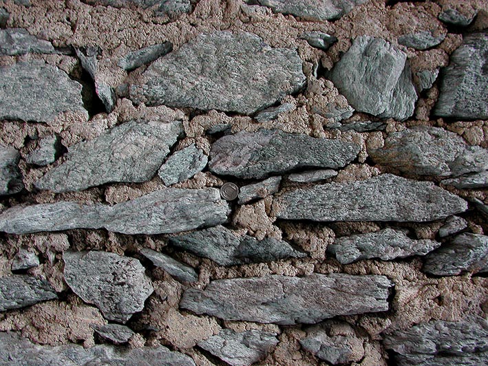 Small stone from Ilanzer Verrucano used in the masonry. Photo: Per Storemyr