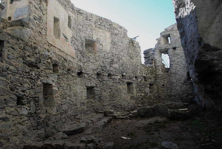 The main space at Kropfenstein, which was divided in two or three storeys. Note the row of holes for wooden beams and all the small crenels. Photo: Per Storemyr