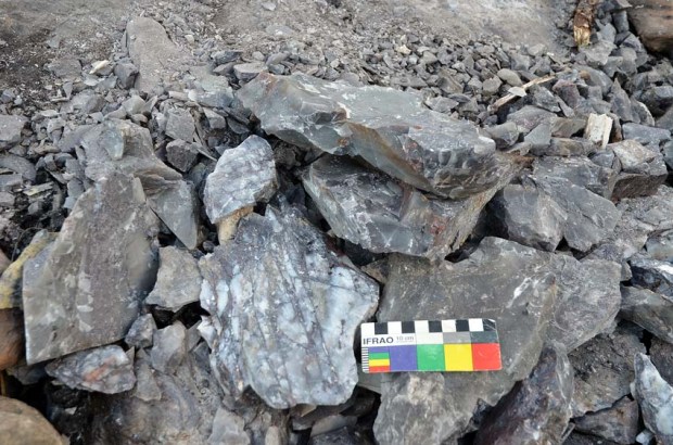 Blocks and flakes produced by fire setting. Note that the whitish flake has been exposed to high temperatures and is useless for tool making. Photo: Per Storemyr