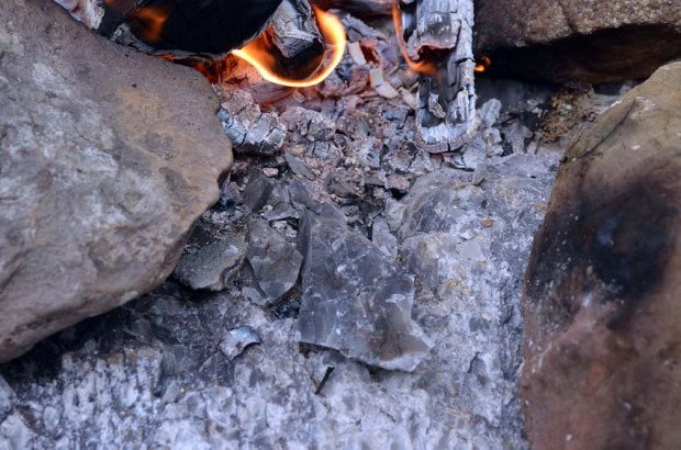 Initial cracking at the surface in a fire setting experiment. Photo: Per Storemyr