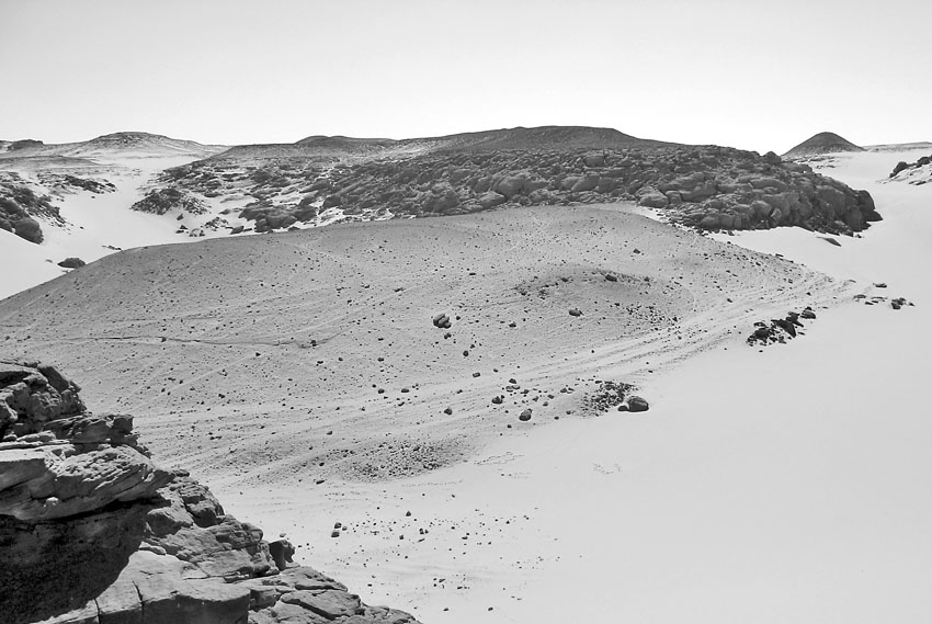 A series of well-worn camel paths descending from the SW into Wadi el-Faras, looking south. Photo: Per Storemyr