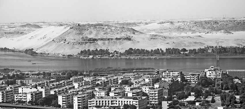 Part of West Aswan across the Nile as seen from a hill above modern Aswan. In the middle is Gebel Qubbet el-Hawa and the Tombs of the Nobles, at the right side Gebel Gulab can be seen. Photo: Per Storemyr