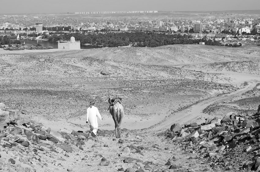 Route of the ancient quarry road that leads from the Gebel Tingar sanctuary to the Nile opposite Elephantine. This road has been heavily destroyed by modern traffic. The large building is the mausoleum of Aga Khan. Photo: Per Storemyr