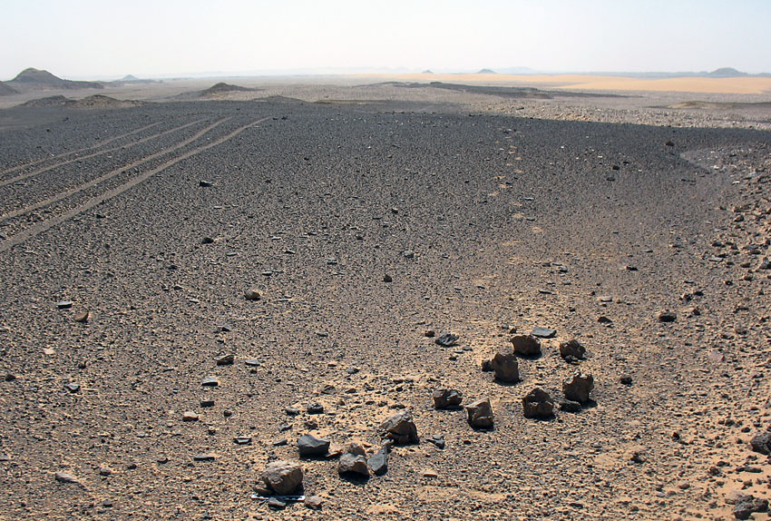 A depot of flint hammerstones on the alluvial terrace with views south over the Kharga depression. Photo: Per Storemyr.