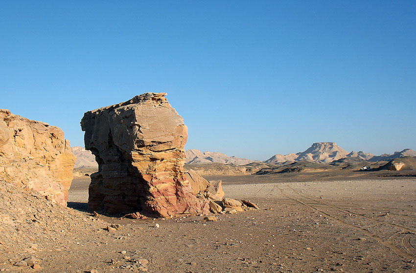 Split Rock – an area of ancient campsites and rock art along a major desert route (Darb Ain Amur) about three km south of the grinding stone quarry. Photo: Per Storemyr.
