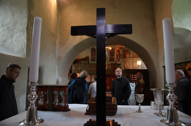 Avansert grubling i koret til Gildeskål gamle kirke. Foto: Per Storemyr