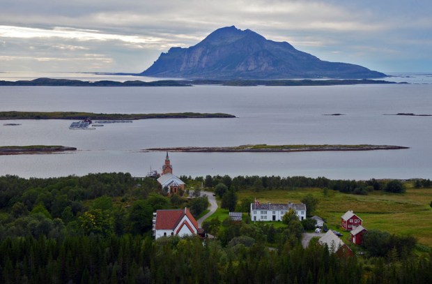 Det lille kirkestedet Gildeskål, med gammelkirka, nykirka og prestegården. Foto: Per Storemyr