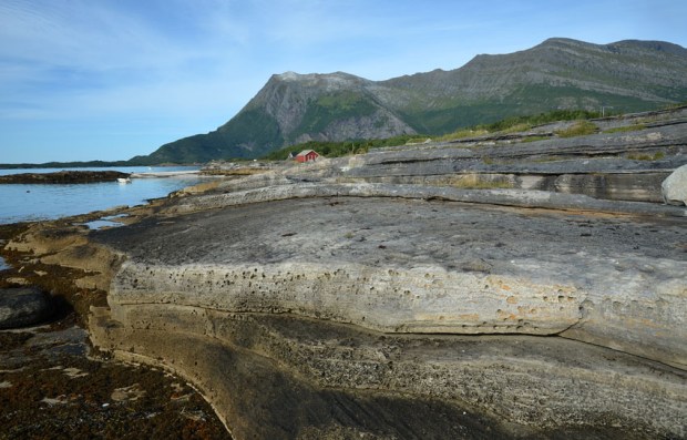 Flott, båndet platemarmor langs fjæra rett nord for Gildeskål kirke (Stokkbruvika). I bakgrunnen Sandhornet. Foto: Per Storemyr