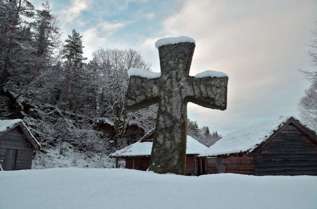 Copy of Early Medieval Stone cross in the Millstone Park. Such crosses, often much taller and often produced in Hyllestad, were raised all along the West Norwegian coast in the early times of Christianity up north. Photo by Per Storemyr.