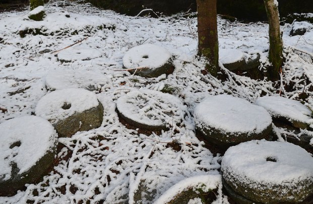 Abandoned, snow-covered millstones in the Stone Cross Quarry. The quarry has got its name from co-production of early-medieval stone crosses. Photo by Per Storemyr