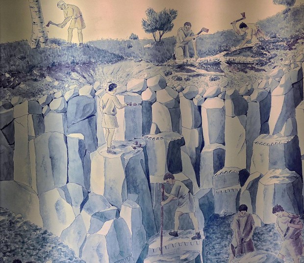 Slik tenker man seg brytning av basaltsøyler i de store kvernsteinsbruddene i Mayen i Tyskland. Fra utstillingene i Vulkanpark Eifel. Foto: Per Storemyr