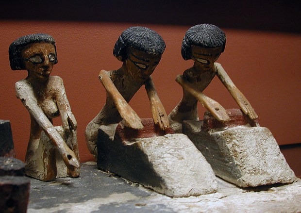 Kvinner maler korn med skubbekvern i Det gamle Egypt. Modell fra Mellomriket, nå i Louvre. Foto: Per Storemyr